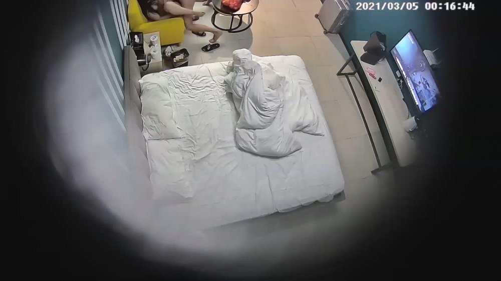 3.4經典酒店偷拍 小胖妹和男友在賓館沙發、桌子上啪啪，到處都是戰場