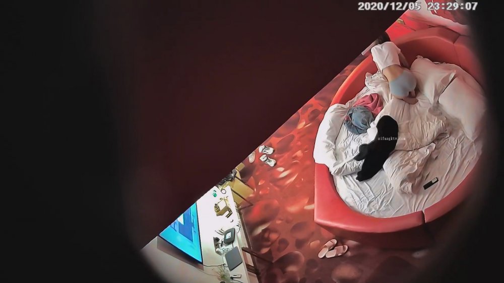 12-5經典酒店偷拍 學生情侶開房，大奶苗條女友做愛很害羞，應該是熱戀期不久