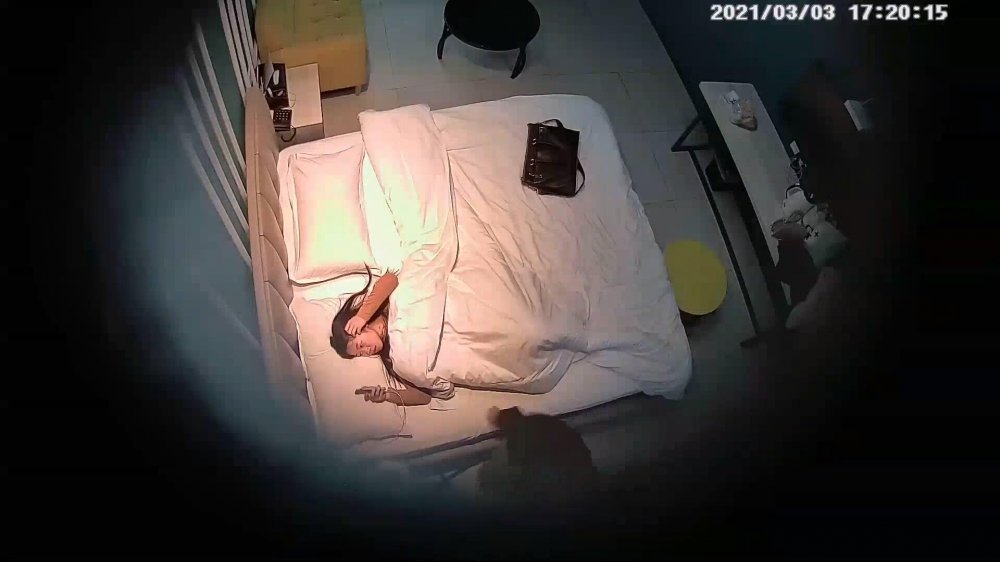 3-3經典酒店偷拍 男友用大屌鞭打正在口活的女友臉蛋，滿滿的調教欲