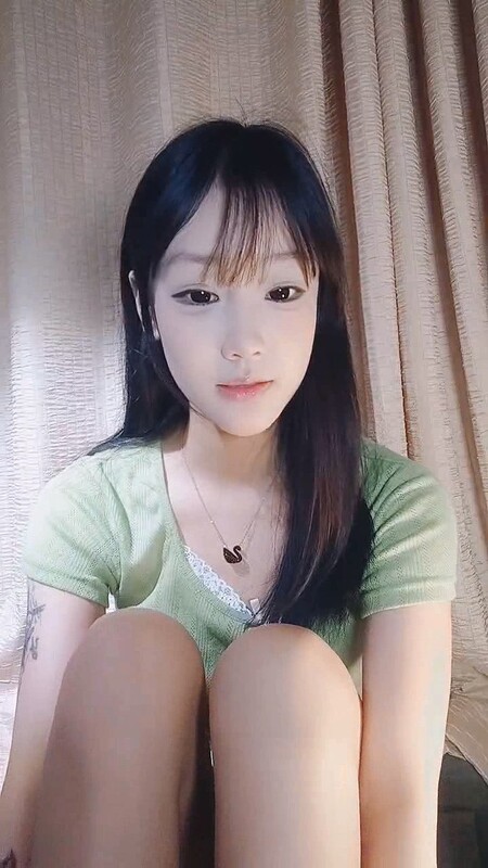 顏值不錯的姑娘深夜跟紋身小哥激情啪啪乖巧聽話各種舔弄大雞巴讓小哥揉奶玩逼各種抽插后入衝刺干到射