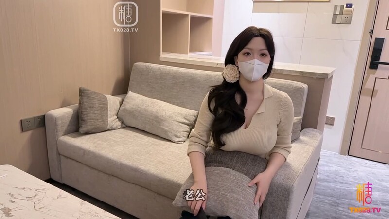 【秘密換妻】鳳梨啤beer同事的巨乳老婆淪為我胯下的母狗 紫色韻味抓著狗鏈抽插高潮射上大屁股