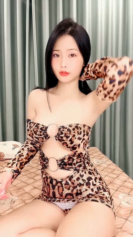 餵不飽的小妖精全程露臉豹紋情趣誘惑跟狼友互動撩騷聽指揮口交大雞巴讓小哥壓在身下爆草蹂躪口爆吞精