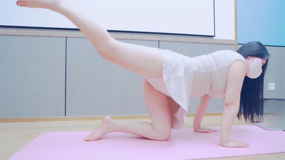 豐滿人妻熟女胸大屁股翹在家練習瑜伽時被公公起色心侵犯無套內射了