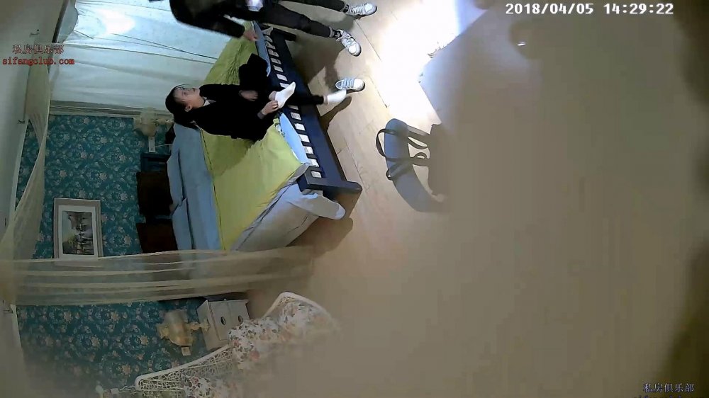 4-5經典酒店偷拍 眼鏡妹溫柔主動騎上男友啪啪，大長屌一插到底