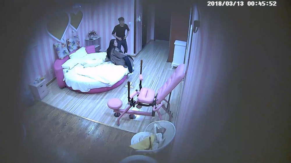 3-13經典酒店偷拍 紋身青年和風騷翹臀女友吃完夜宵開始調情，女的很主動估計經常做愛十分默契，