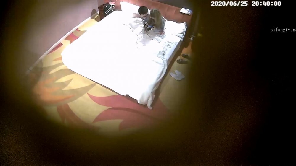 6-25經典酒店偷拍 愛打遊戲的學生情侶，玩完王者玩性愛遊戲，愛愛愛不完