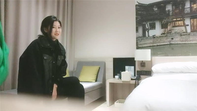 猥瑣大叔酒店約炮出來兼職的女白領換上黑絲吃鮑魚啪啪[MP4/1260MB]