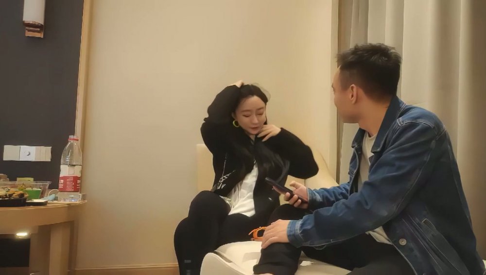 步賓探花深夜場約了個黑帽大耳環長腿妹子啪啪，舔弄摸奶調情特寫口交後入抽插猛操【精華版】