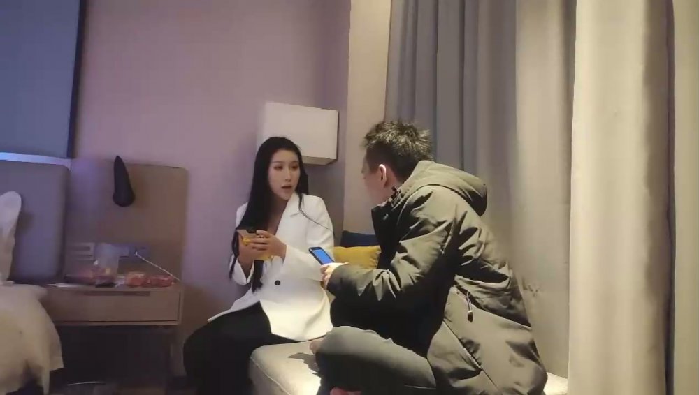 步賓探花今晚約了個高顏值長髮白色西裝妹子啪啪，特寫口交抬腿側入騎坐後入大力猛操 高清原檔 無浮水印