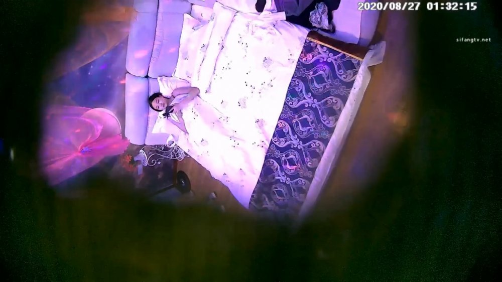 8-27經典酒店偷拍 凌晨開房的情侶，女主主動騎上男友開干，太騷了