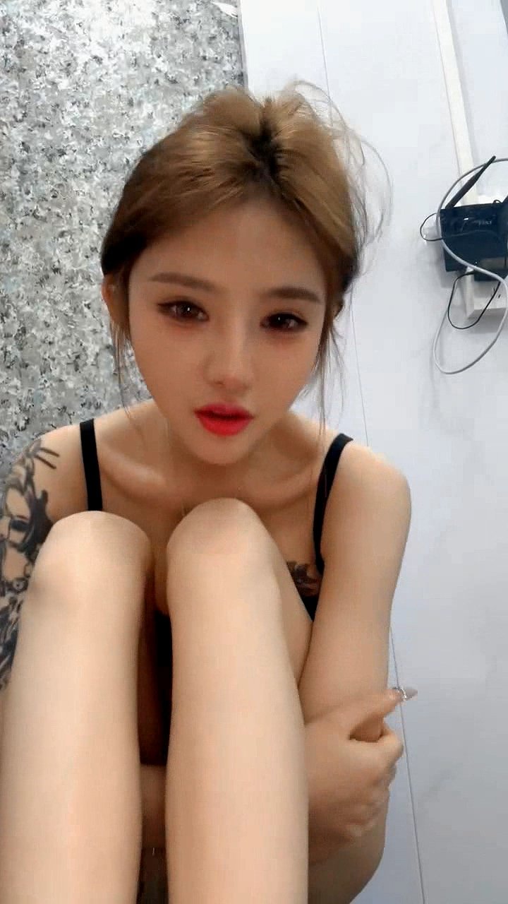 剛下海不久的極品妹妹全程露臉大秀直播，跟狼友互動撩騷完美展示，揉奶玩逼看特寫，讓小哥摳逼揉奶舔騷穴[MP4/932MB]