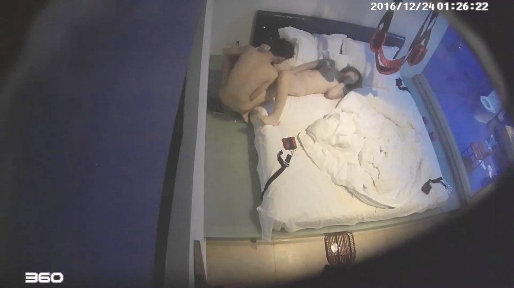 12-24經典酒店偷拍 平安夜短髮紋身妹和男友電動床上做愛，操逼都省勁了，各種器具全上