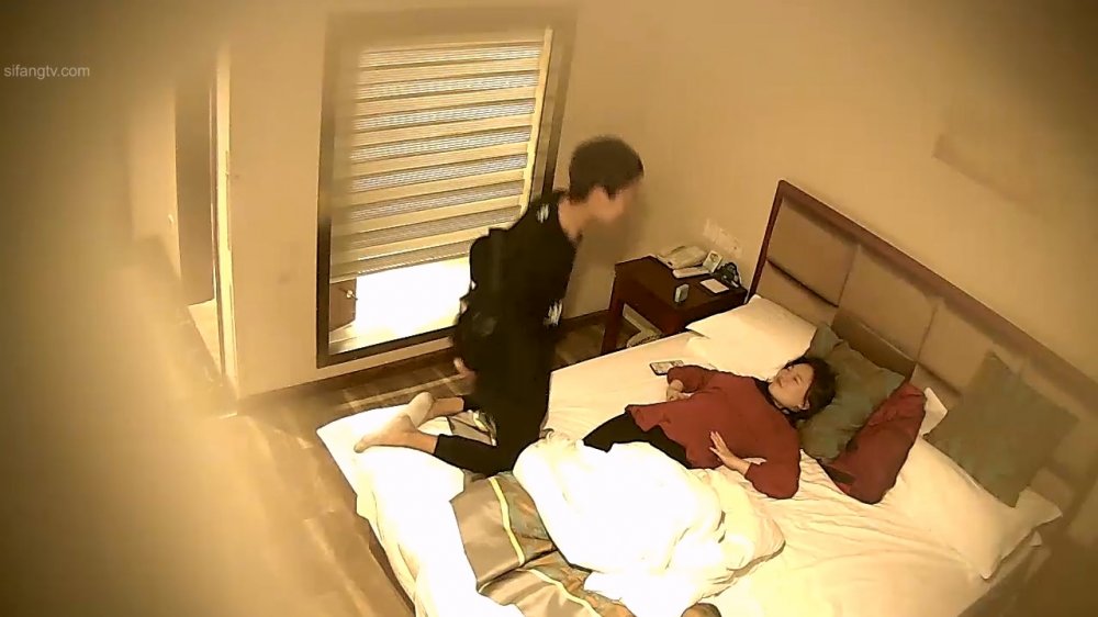4-24經典酒店偷拍 風騷大奶妹子襪子都不脫就讓男友操了，每一下都插的很深