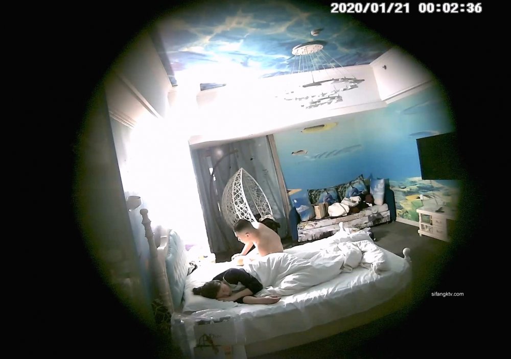 1-20經典酒店偷拍 溫柔美女和男友開房 無套各種姿勢換著操了20多分鐘最後射到肚子上