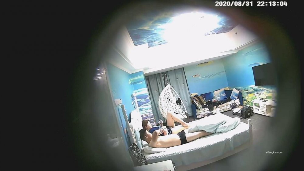 ：8-31經典酒店偷拍 騷氣女友啪啪前主動穿上黑絲情趣內衣，盡享魚水之歡
