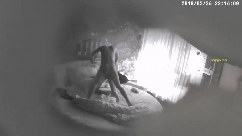 2-26經典酒店偷拍 學生情侶開房，男的喜歡後入女友，插的比較深