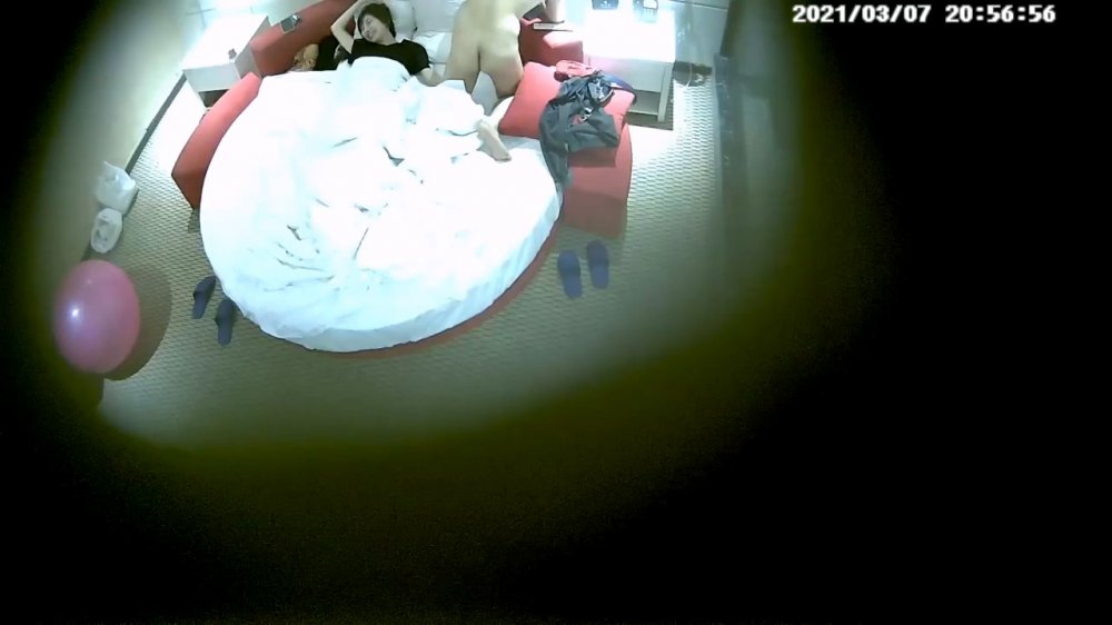 3-27經典酒店偷拍 情侶開房 極品顏值女神喜歡無套做愛，男友體外射精