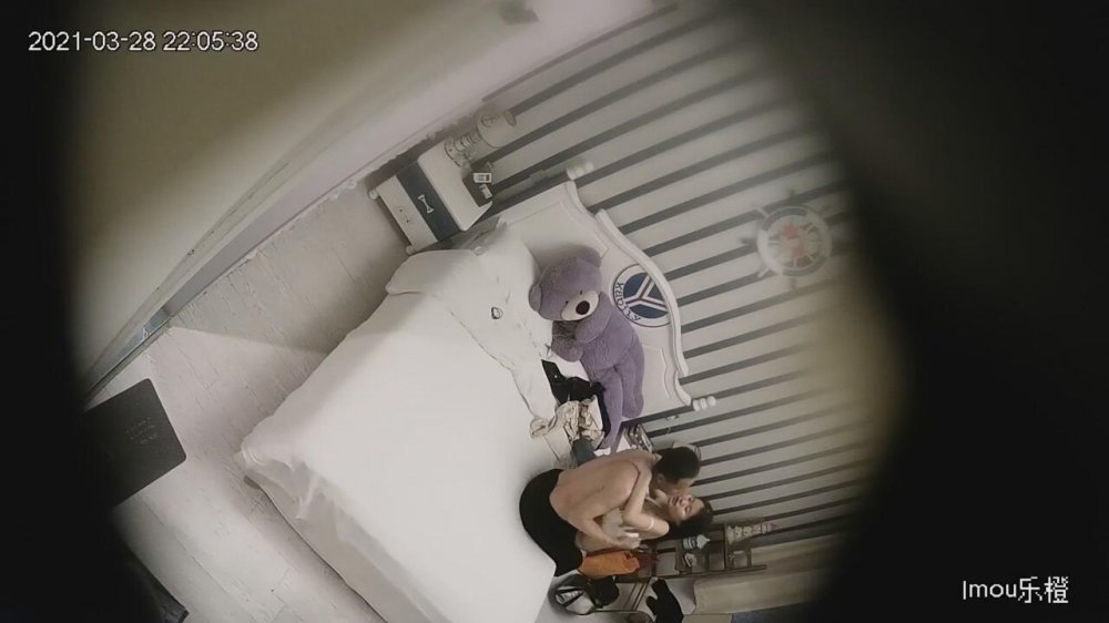 3-28經典酒店偷拍 戴眼鏡的騷貨約會老男人，像草母狗一樣草