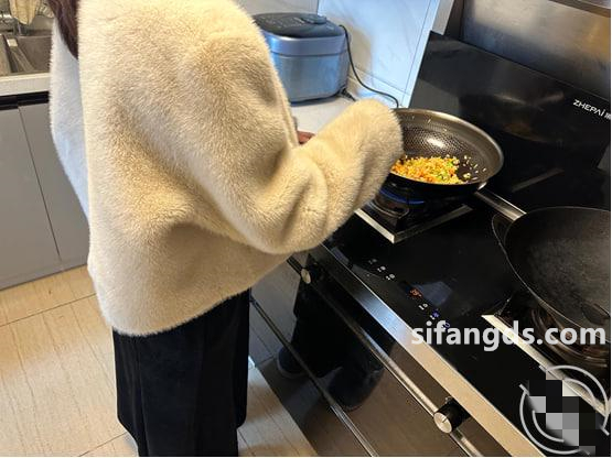 姐弟亂倫 拿下禦姐後續34-帶著老姐去開房 舔逼內射 水都快噴我臉上來了 趁姐姐打遊戲強行插入