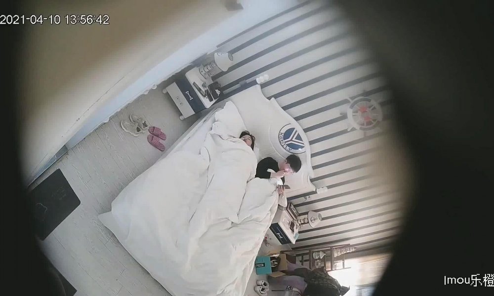 4-10經典酒店偷拍 船長房 情侶愛愛很嬌羞，男主喜歡對著逼逼打手槍