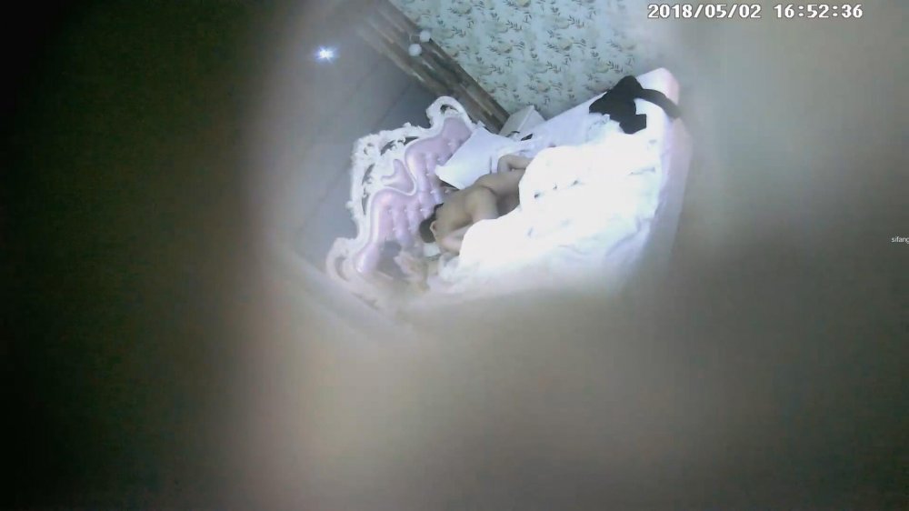 5-2經典酒店偷拍 眼鏡悶騷情侶進屋就開始愛愛，一晚上干兩次，滿足后睡覺