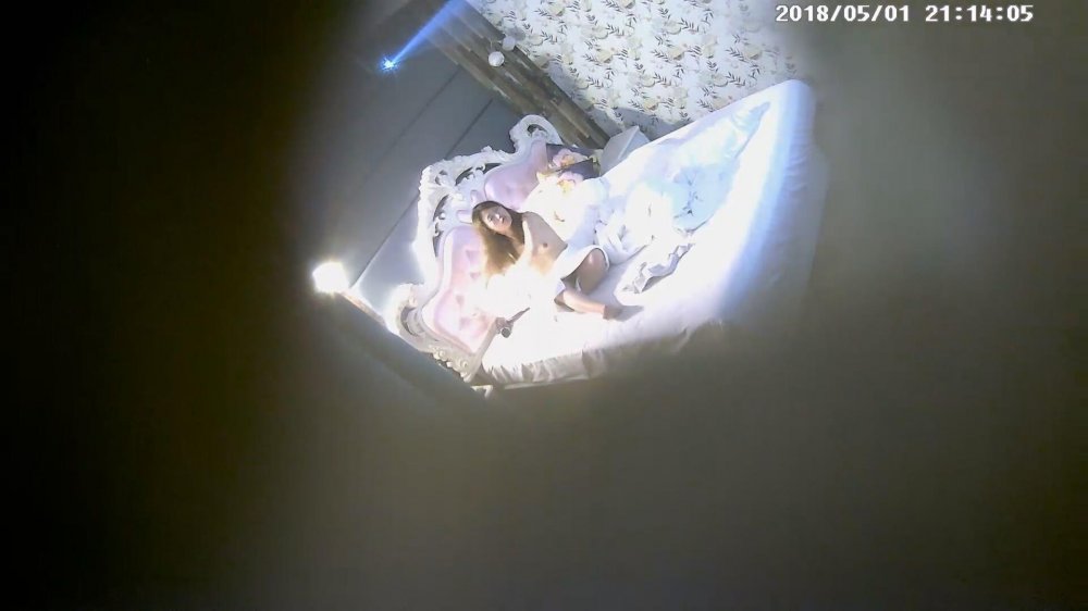 5-1經典酒店偷拍 戴眼鏡的女孩就是騷，主動騎上男友就開始愛愛，最後足交玩射