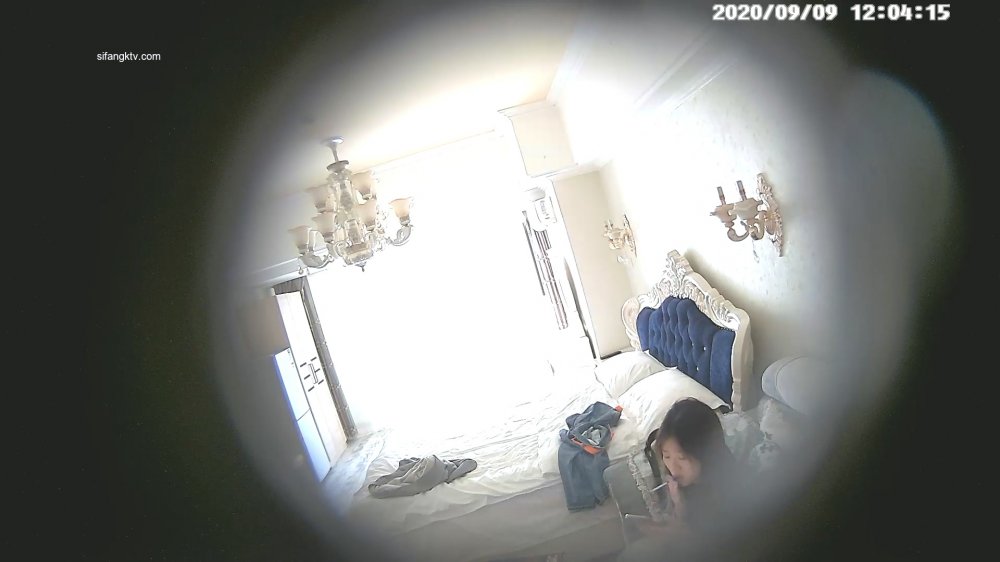 9-9經典酒店偷拍 情侶開房，清純美女口活一流，握著大雞巴就開始舔