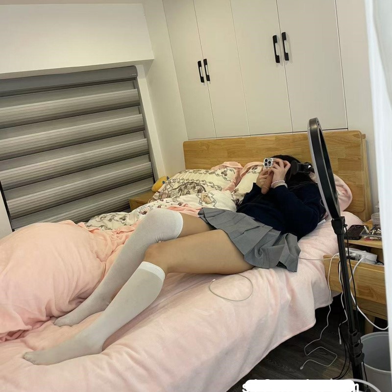 父女亂倫繼父拿下18歲女兒的第一次 邊看A片邊偷用媽媽自慰的大雞巴用來自慰