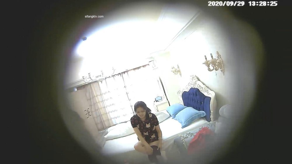 9-29經典酒店偷拍 中年男女偷情盛宴，長腿少婦床上功夫了得，男的根本hold不住