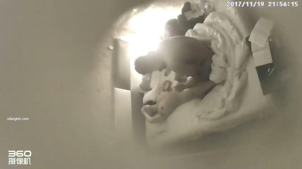 11-19經典酒店偷拍，眼鏡女友在學習，男友雙手摸奶求愛，無套操嫩逼就是爽