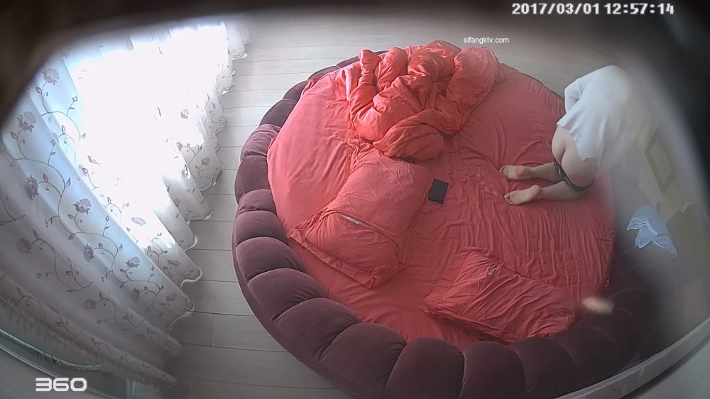 經典酒店偷拍 毛毛蟲圓床房上帝視角偷窺多對極品男女啪啪