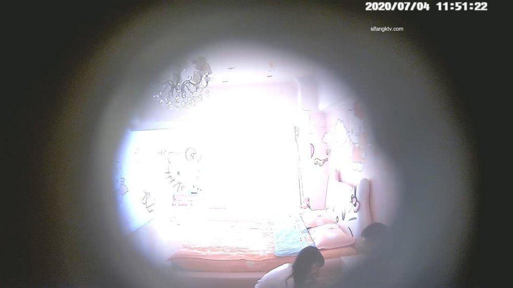 7-4經典酒店偷拍 JK制服學妹在沙發上主動坐上去和男友啪啪，女上位好銷魂