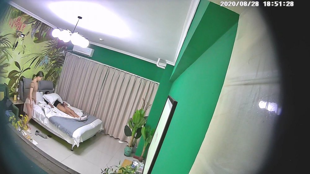 8-28經典酒店偷拍 腿部有紋身的狂野美女被猛男男友大力猛操