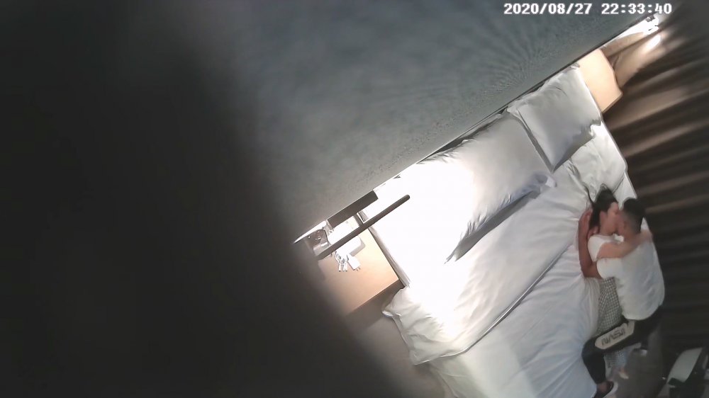 8-27經典酒店偷拍 碎花裙子的淑女，床上嬌羞可人不耐草