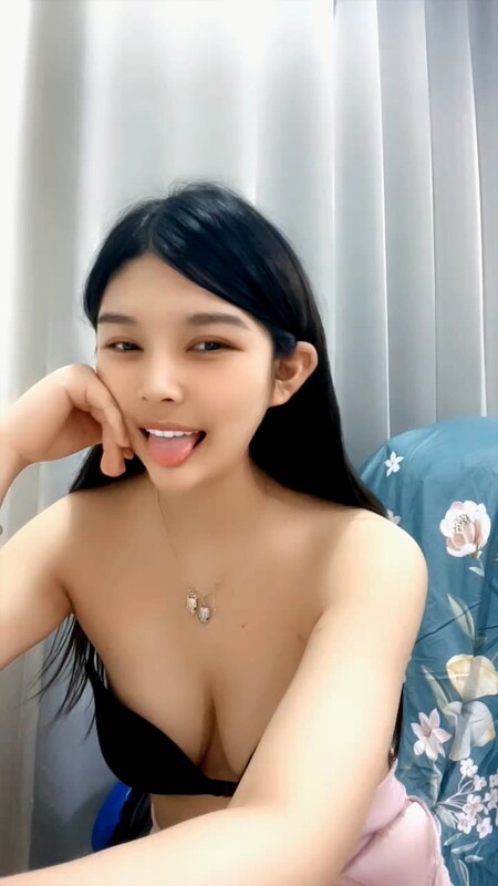 顏值不錯的白虎逼小少婦全程露臉伺候蒙面大哥激情啪啪口交大雞巴激情上位讓大哥玩弄騷奶子眼神迷離真騷