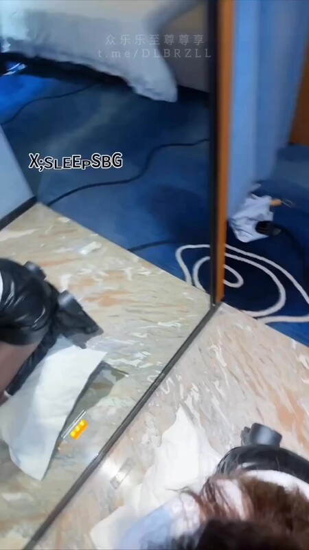 長靴白襪學姐落地鏡前忘情的舔舐著肉棒脫掉她的一隻靴子看著誘人的黑絲足底頂進她的最深處