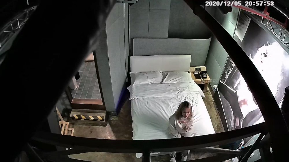 12-5經典酒店偷拍 黃頭髮學生妹逼逼被男友摸的直出水，大雞巴長驅直入很絲滑