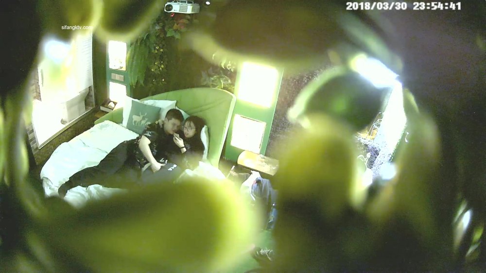 3-30經典酒店偷拍 眼鏡反差婊床上嬌羞呻吟，擋不住男友的進攻