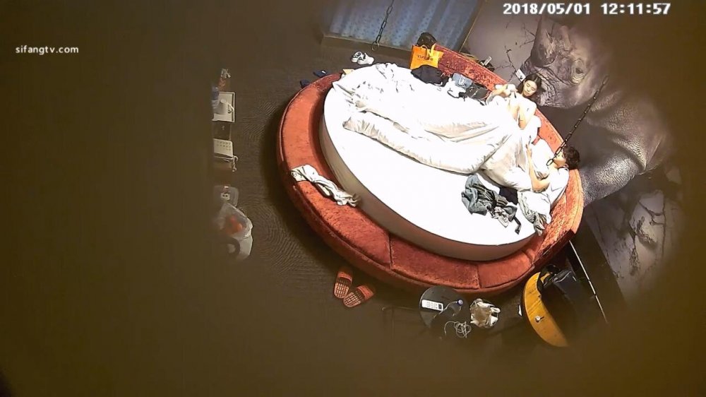 5-1經典酒店偷拍 美女正在化妝，男友想艹逼了，提屌上陣內射騷女友