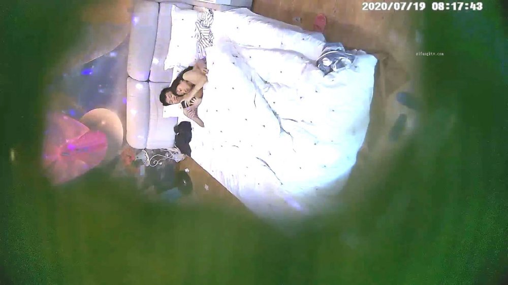 7-19經典酒店偷拍 溫柔聽話的嬌小女友隨意男友玩弄，想怎麼玩就怎麼玩