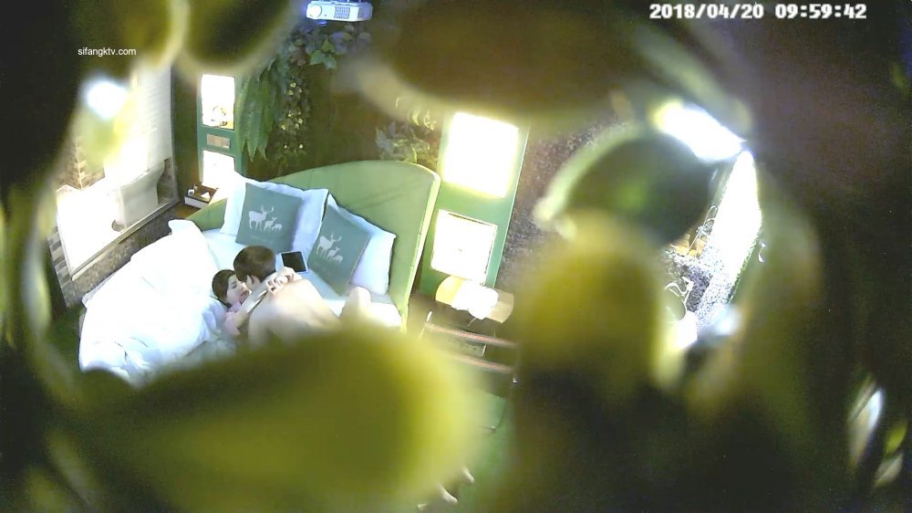 4-20經典酒店偷拍 清純可愛學生妹被男友無情暴操，腿張開隨時可操