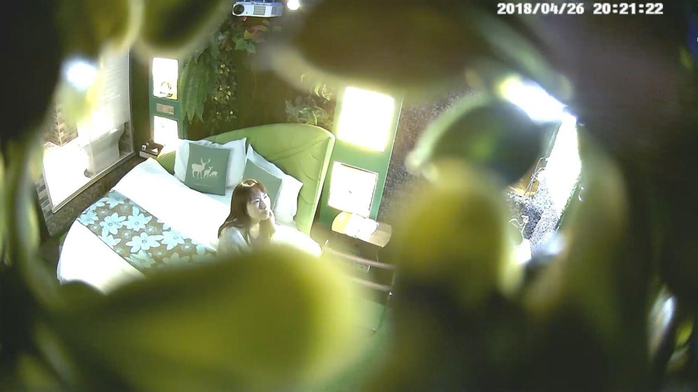 4-26經典酒店偷拍 穿裙子的美女很懂男友的心思，主動吃雞巴掀起裙子後入暴操