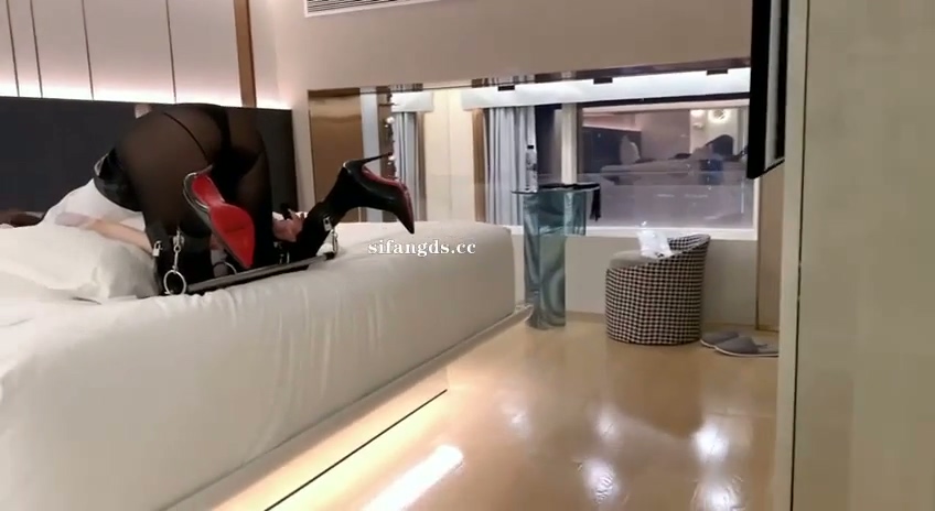被金主爸爸調教舔腳，頂級尤物S型身材，母狗跪舔模仿吃狗食，高顏值頂級女神，就這樣被玩弄，感歎有錢真好，主動張嘴吞精液，全套21部