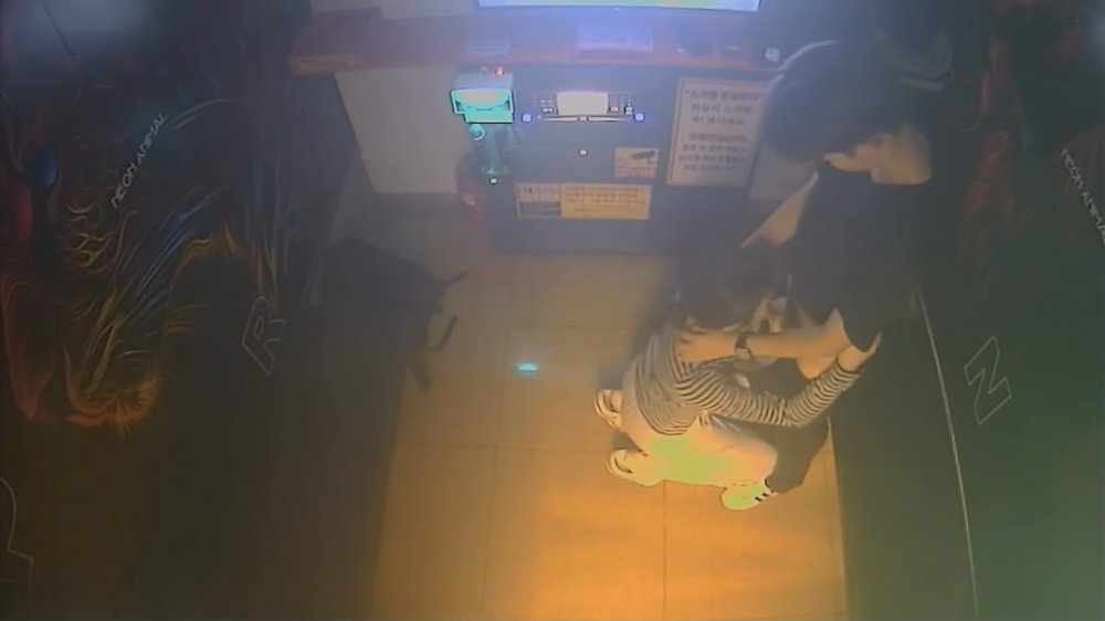 年輕情侶調皮的女生對著攝像頭比剪刀手和男友在沙發上做愛小哥經驗不足差點早洩