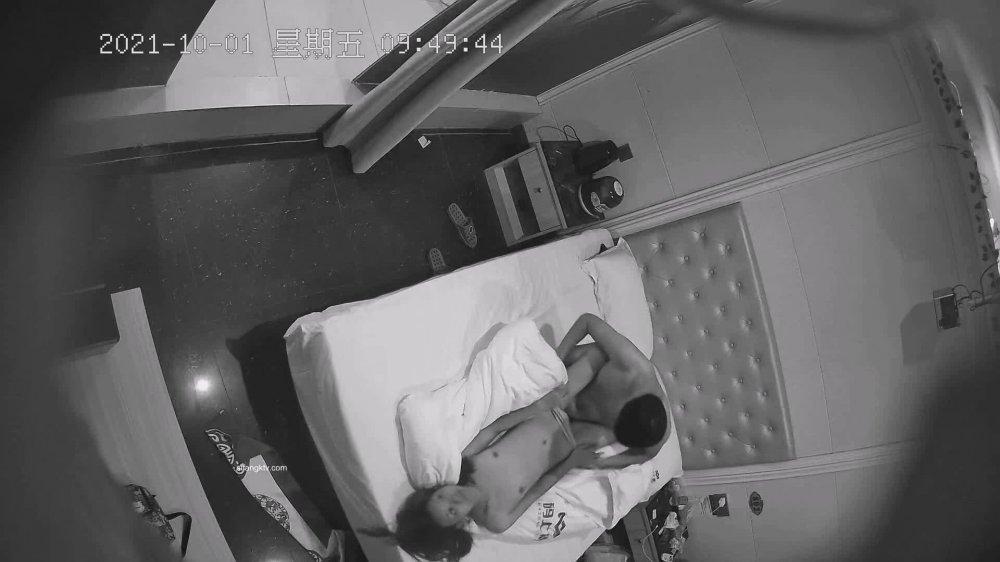 10-1經典酒店偷拍 熱戀情侶開房，無時無刻不在做愛，同頻的愛人愛愛更默契