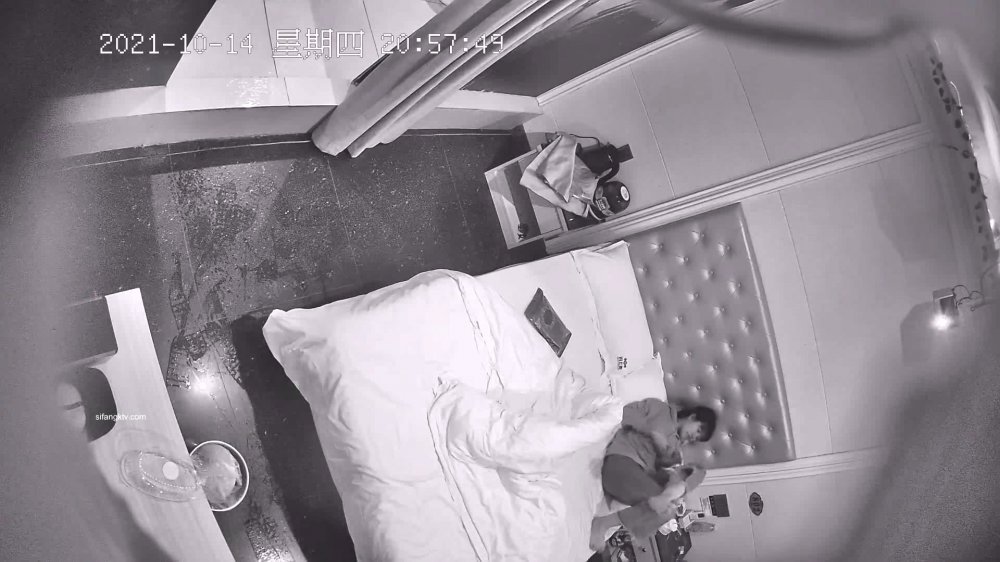 10-14經典酒店偷拍 微胖女友吃完東西換算黑絲情趣內衣被男友蒙草7分鐘，叫的很爽