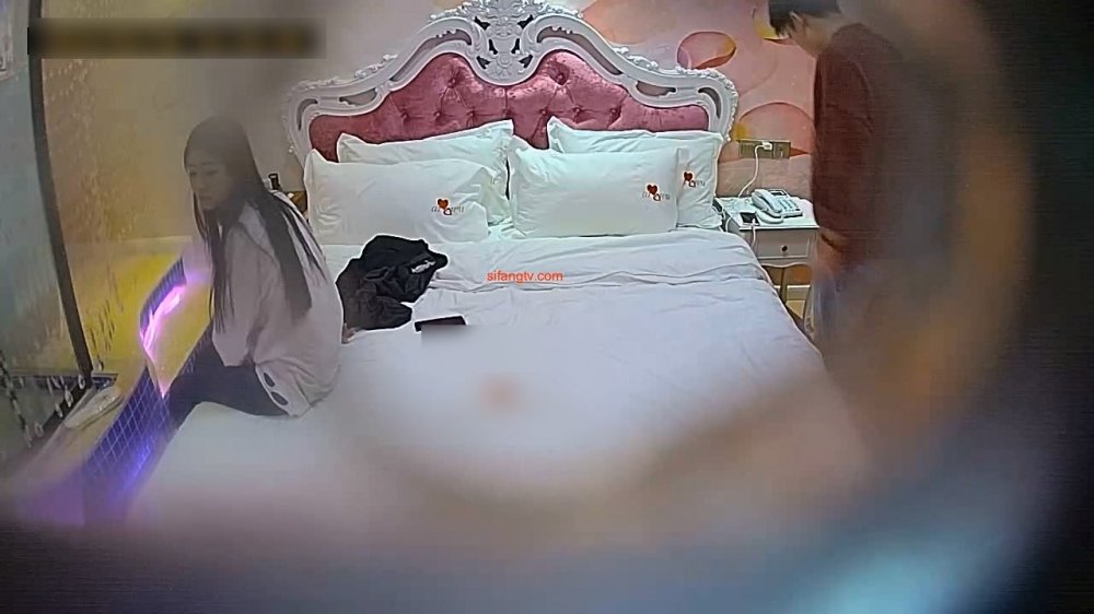 經典酒店偷拍 學生情侶開房 可愛學妹沒來得及脫內褲讓男友撕個洞抽插內射