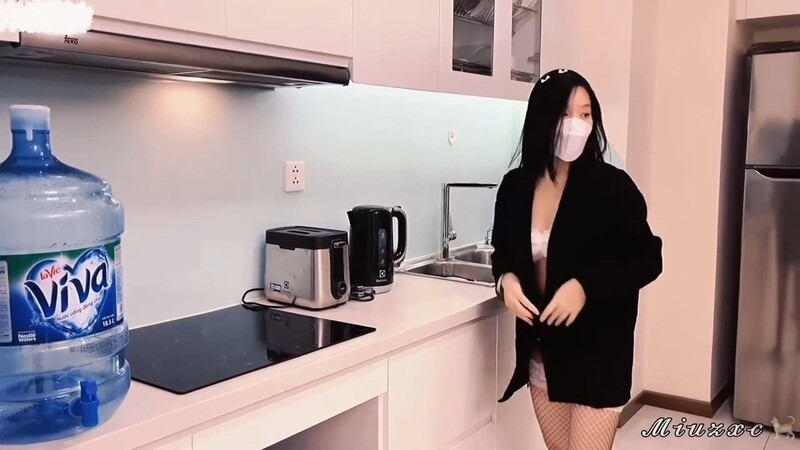 《淫蕩女僕》「我們有特殊服務您要試一下嗎？」被女僕勾引幹了好幾炮，還在落地窗前，被榨幹