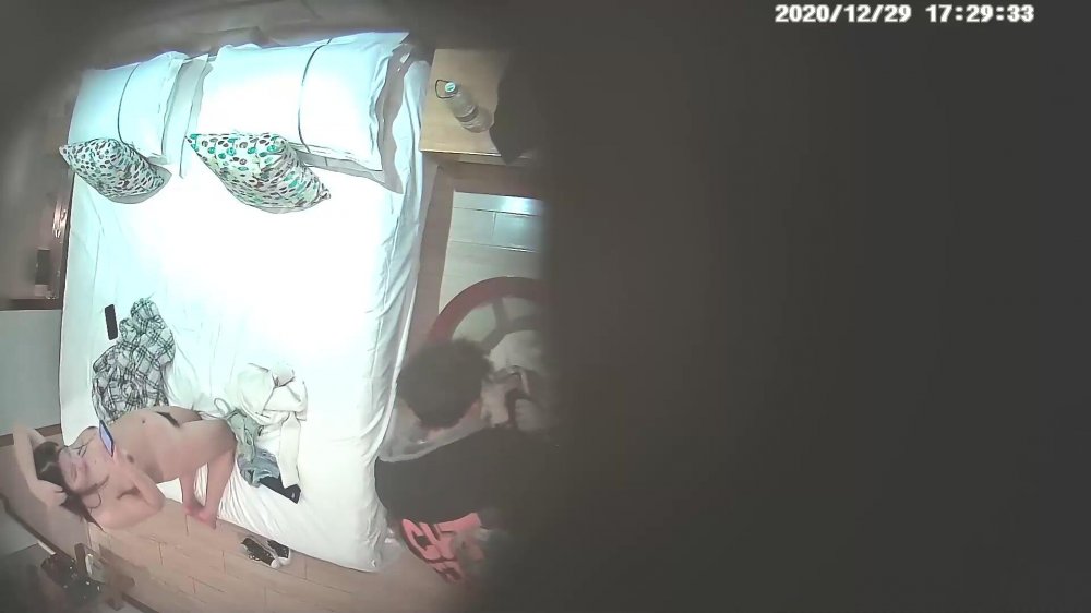 12-29經典酒店偷拍 學生情侶開房愛愛，大屁股美女讓持久男友操高潮