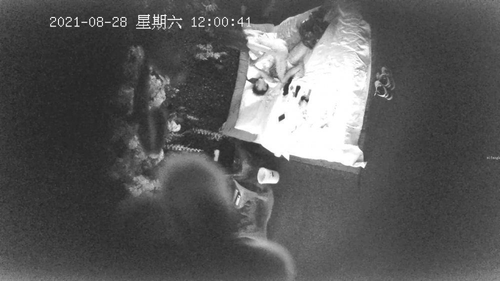 8-28經典酒店偷拍 長腿黑絲學妹誘惑男友，後入暴操小母狗